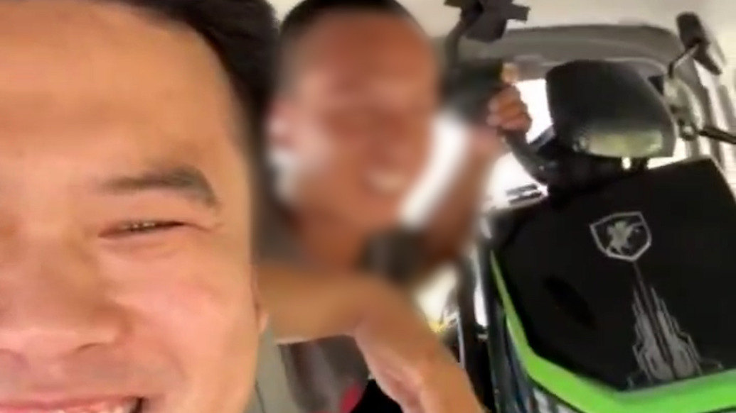 “不幫一把睡不著”，發(fā)現(xiàn)外賣小哥電動車沒電在隧道推行，司機折返搭載