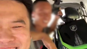 “不幫一把睡不著”，發(fā)現(xiàn)外賣小哥電動車沒電在隧道推行，司機折返搭載