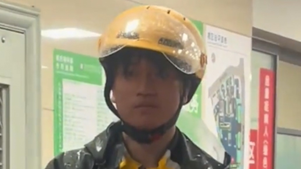 “出來打拼都不容易，不能不管”，男子雨夜騎車摔倒幸遇18歲外賣小哥騎車送醫(yī)