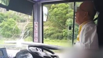 危急時刻他護住了整車乘客，香港巴士司機被飛來鐵棍插胸口后忍痛靠邊安全停車