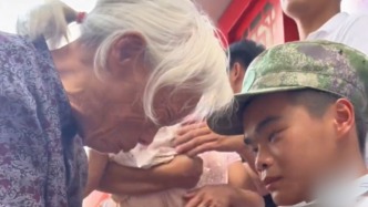 “希望你建功立業(yè)，平安歸來” ，95歲老人送孫子入伍熱淚縱橫