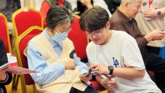 養(yǎng)老院里的AI課堂：老人們學做動態(tài)照片，把豆包當“搭子”