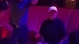 馬云現(xiàn)身阿里園區(qū)酒吧，被認(rèn)出后揮手致意戴上口罩