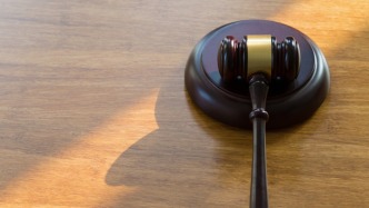 众包外卖员深夜猝死，保险公司该不该赔？法院这么判