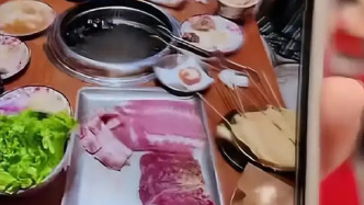 女顧客帶娃吃自助餐被指太浪費(fèi)，不滿被扣30元押金店內(nèi)撒潑