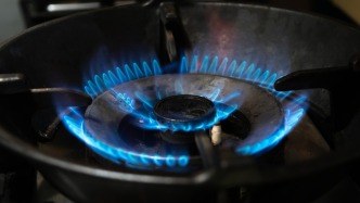 灶上煮着鸡蛋！旅客飞机上想起家中燃气灶没关，三通电话化解潜在的危机