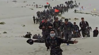 徒步12公里！8400余名大學(xué)新生沙漠“淬煉”，這堂軍訓(xùn)課夠“硬核”