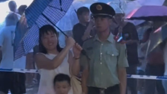 突降大雨武警戰(zhàn)士堅(jiān)守崗位，熱心群眾自發(fā)幫撐傘