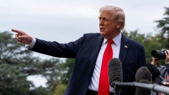 特朗普：經濟學家應該都聽我的，我是“百里挑一”正確的人