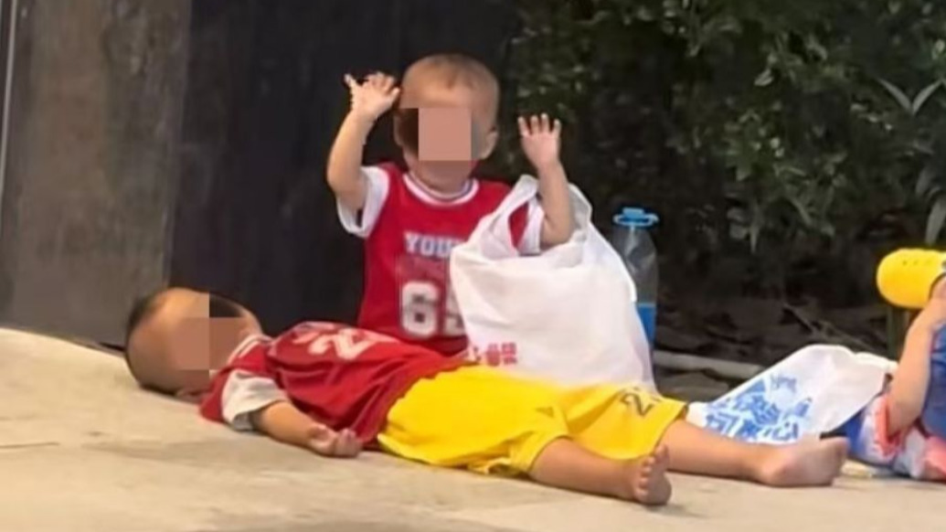 深圳一地鐵口三個(gè)孩童躺坐在地?zé)o人陪，孩子父親：在附近載客謀生，妻子失聯(lián)