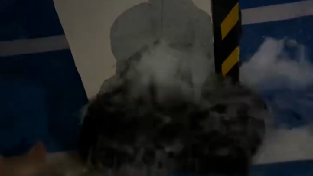 成都一小區(qū)車庫承重柱底部涌水，區(qū)住建局：局部滲水，不影響建筑結構安全