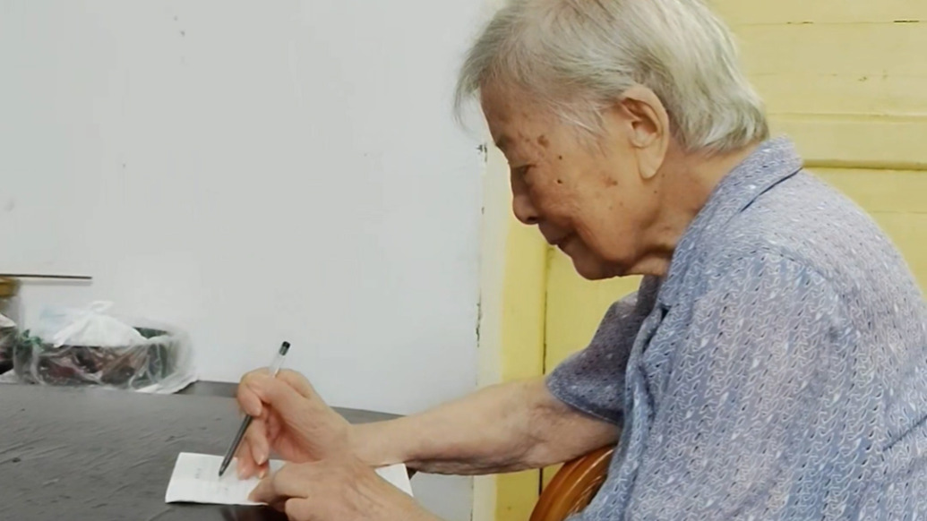106歲退休教師每天看新聞記筆記,四世同堂培育出17名大學生