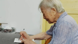 106歲退休教師每天看新聞記筆記，四世同堂培育出17名大學(xué)生