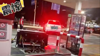 車主沒注意到油槍還沒拔出開車就走，結(jié)果拽倒加油機(jī)
