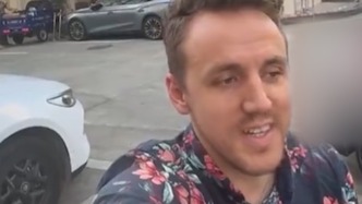 小學(xué)生“最高禮儀”，外國男子在中國街頭偶遇小孩哥獲得零食投喂