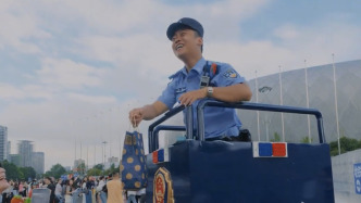 警察被送飲品后無(wú)助喊“你快回來(lái)”，演唱會(huì)粉絲：既搞笑又讓人感到溫暖