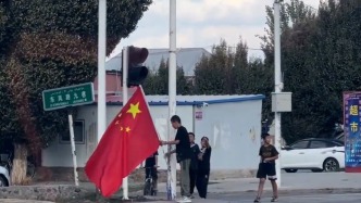 新疆少年彎腰拾起國(guó)旗用心整理，網(wǎng)友：刻在骨子里的愛(ài)國(guó)情