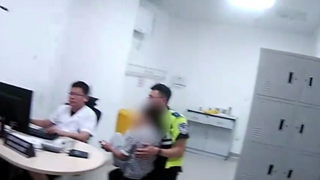 極速10分鐘！男童手指被門夾斷，他們上演暖心“狂飆”