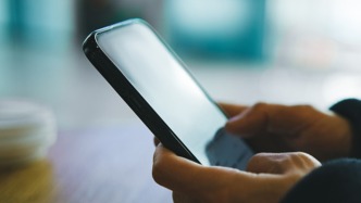 夜讀｜是“玩手機”，也是工作