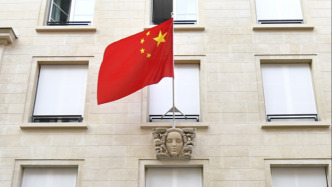 中國游客在法國機(jī)場高速遭遇搶劫，中使館發(fā)布提醒