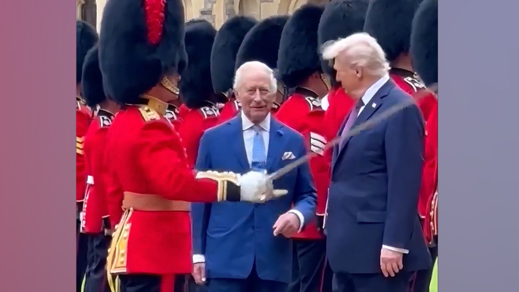 担心皇家卫队士兵挥剑误刺特朗普,英国国王提醒“小心剑”