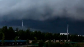 河南永城市民拍到“黑云压城”景象，当地气象局：强对流天气，无特殊危险