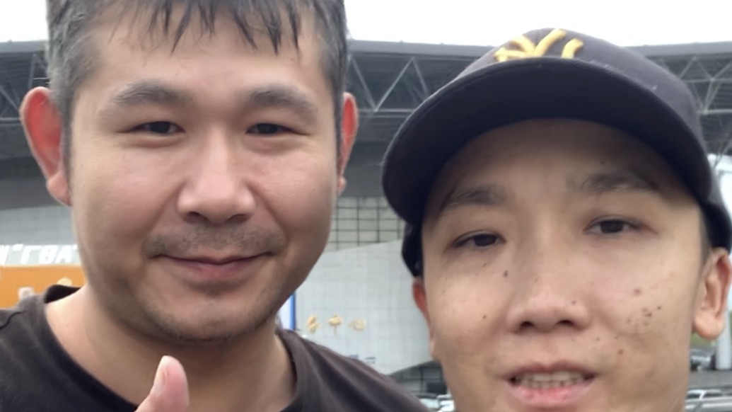 一趟互相温暖的旅程:小伙患白血病行动不便,遇听障网约车司机温柔照顾和鼓励