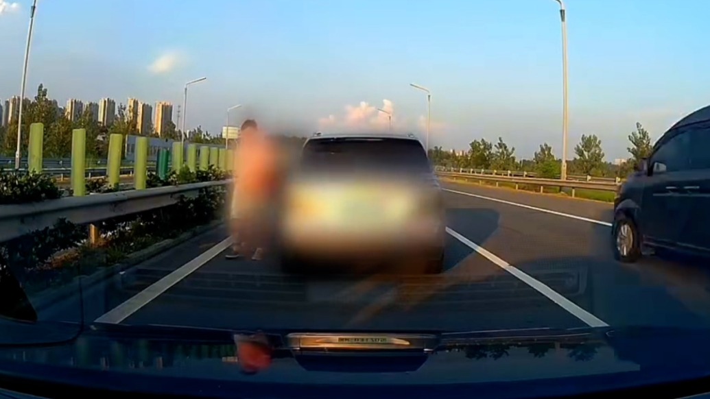 網(wǎng)約車高速公路上實線變道兩次逼停后方車輛，揚州警方：調(diào)查處理中