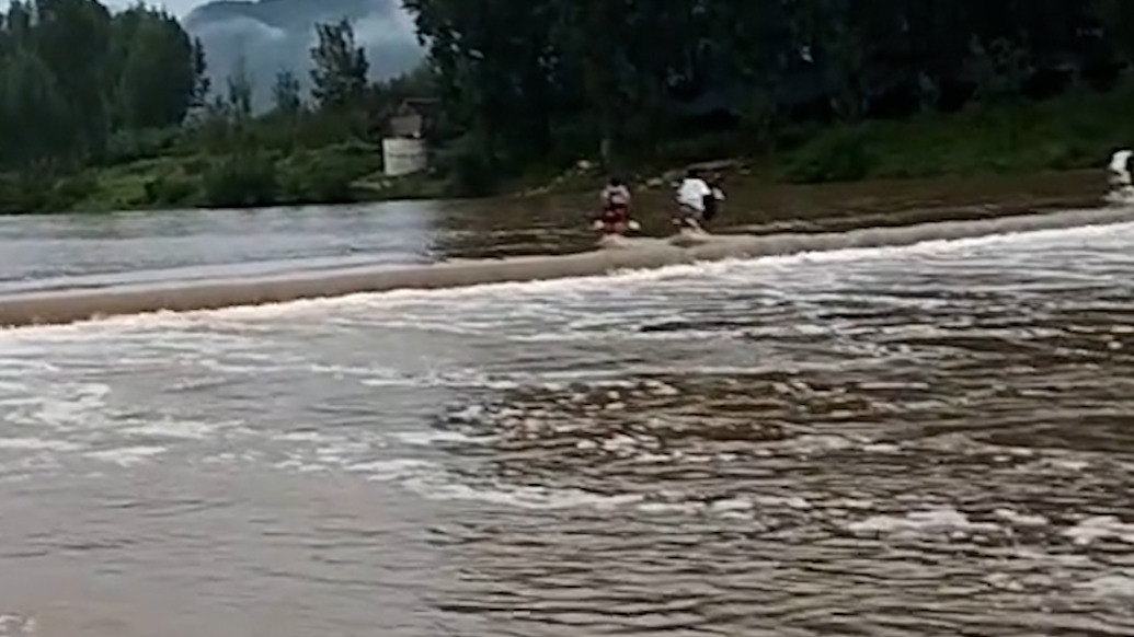 河南有村民稱每遇河水漫橋家長背娃涉水上學已多年，鎮(zhèn)政府：正考慮建新橋