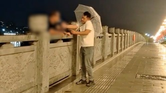 老人翻過大橋護欄欲輕生，退伍軍人上前遞煙周旋救下