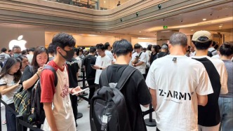 直擊iPhone 17開售首日：消費(fèi)者偏愛銀色橙色，有黃牛加價(jià)500元收購Max 256G版本