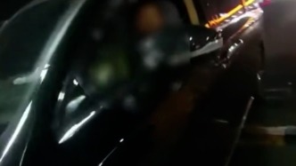 駕照被吊銷仍開(kāi)車，司機(jī)高速遇民警查車臨時(shí)喊代駕