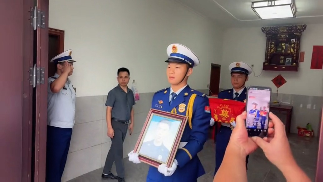 突發(fā)爆炸爆燃，27歲消防員陳樹棋推開戰(zhàn)友英勇犧牲！骨灰回鄉(xiāng)安葬，鄉(xiāng)親們夾道送別