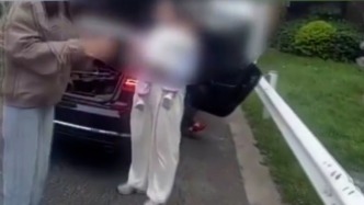 超員車在高速上違停在警車前，車上人員下車給孩子沖奶粉