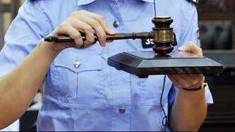 “辱骂法官被罚10万元”细节披露：因一起故意伤害案判决而起，辱骂法官近两个小时