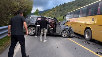 “滿地汽油車在冒煙”，高速上發(fā)生車禍，休假游客狂奔拉車門救人