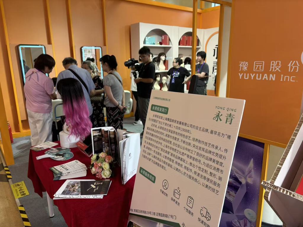 老字号给Labubu穿上非遗旗袍，“玲娜贝儿、Jellycat都可来定制”