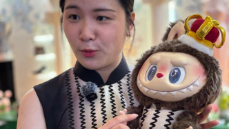 老字號給Labubu穿上非遺旗袍，“玲娜貝兒、Jellycat都可來定制”