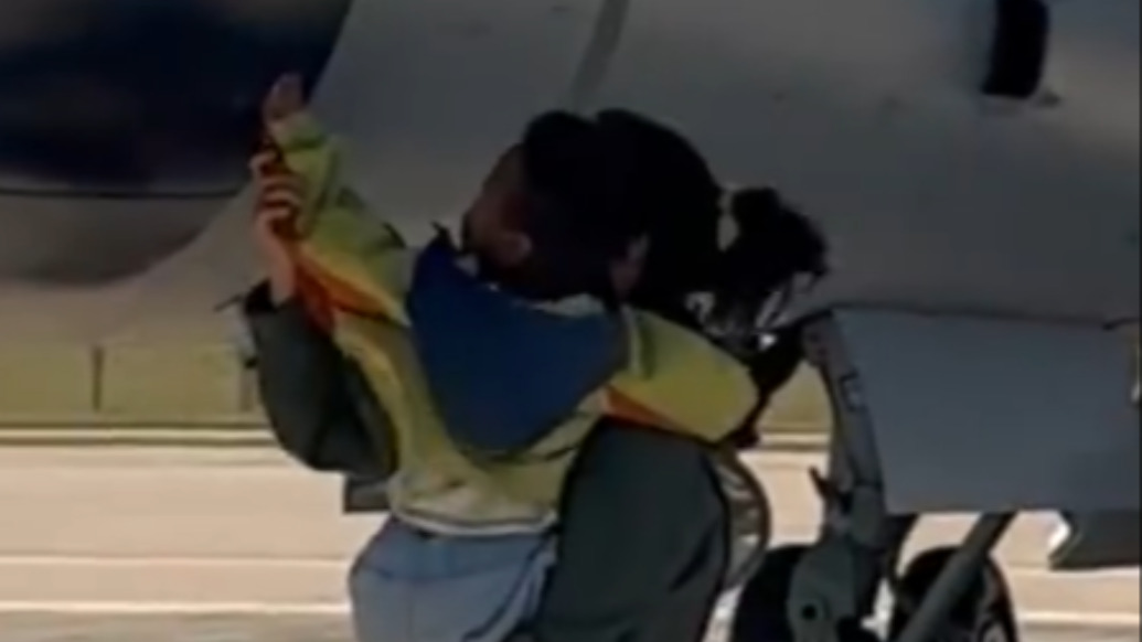 女飛行員航展上抱萌娃觸摸戰(zhàn)機，超有愛！