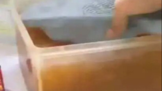 深圳一奶茶店員工將拖鞋放入配料盆：已被行拘，門店停業(yè)整改
