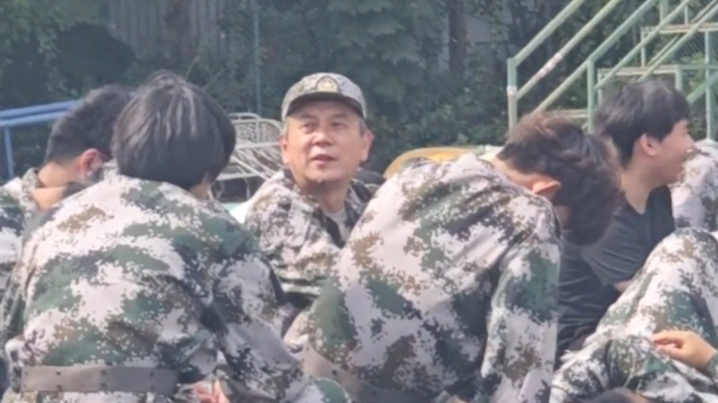 60后大一新生回應(yīng)軍訓(xùn)走紅:學(xué)費(fèi)不用八旬?huà)寢尷U,妻子可開(kāi)家長(zhǎng)會(huì)