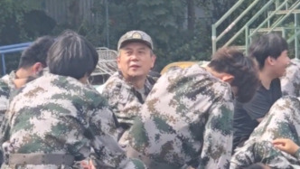 60后大一新生回應軍訓走紅：學費不用八旬媽媽繳，妻子可開家長會