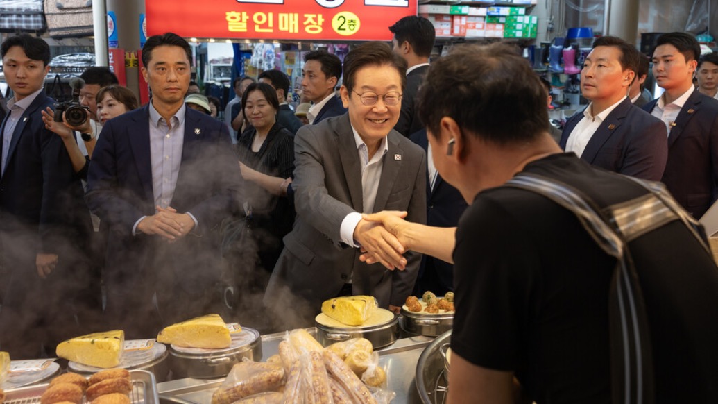 李在明视察菜市场自掏腰包买煮玉米，“老板，来根最香的”