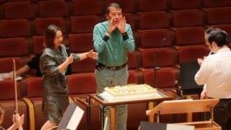 葉小綱《魯迅》開(kāi)演前，上交為音樂(lè)家過(guò)70歲生日