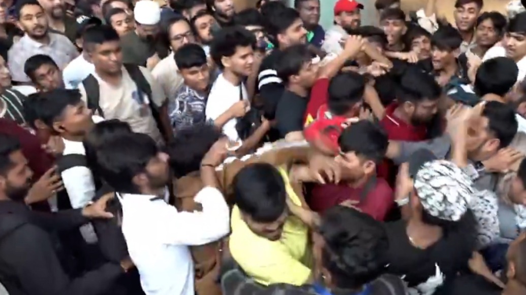 互扇耳光、拳腳相向！印度“果粉”為搶購新手機大打出手