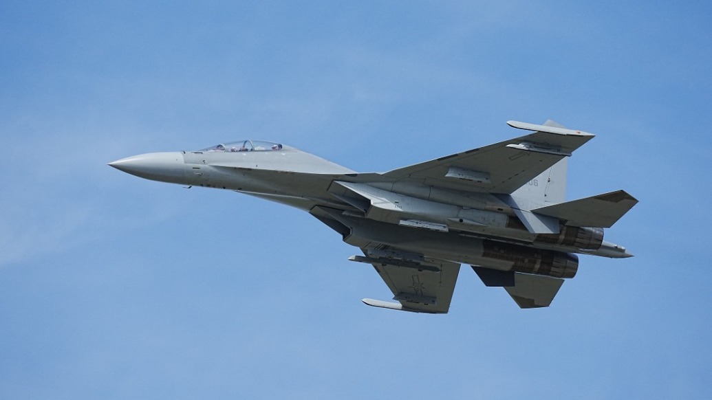 00后殲-16飛行員首秀長(zhǎng)春航展：駕駛的殲-16堪稱空中多面手