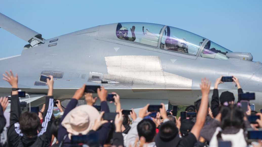 長(zhǎng)春航展00后殲-16飛行員喊話(huà)青少年:人民空軍歡迎你們加入