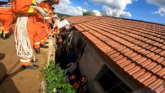 拖拉機(jī)側(cè)翻進(jìn)3米深排水溝，司機(jī)動(dòng)彈不得消防緊急救援