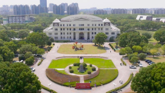 一所創(chuàng)新型藝術(shù)大學(xué)奇跡般崛起：上海視覺藝術(shù)學(xué)院二十年開拓之路