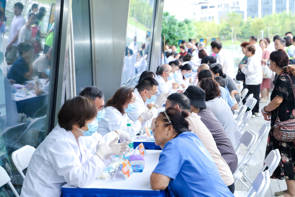 十年来，上海5岁儿童乳牙患龋率、12岁儿童恒牙患龋率下降11%、7%